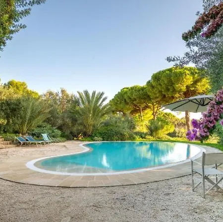Seaside With Pool In